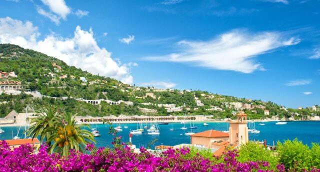 Vue panoramique du pourtour mediterraneen sur le cote d'azur