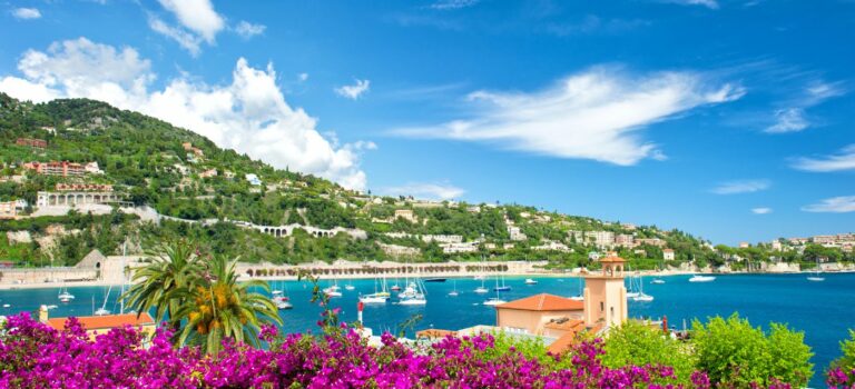 Vue panoramique du pourtour mediterraneen sur le cote d'azur