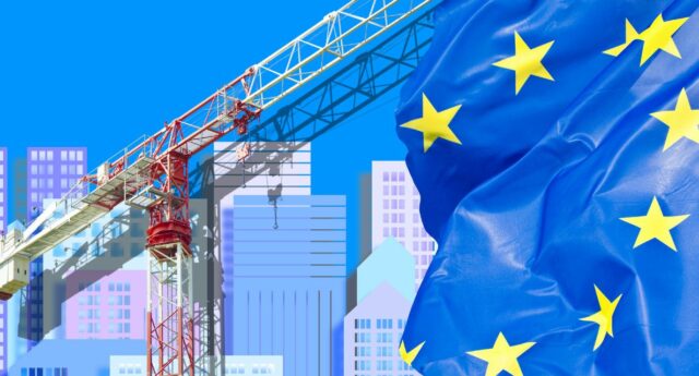 Drapeau europeen avec grue et ville en arriere plan pour illustrer la crise de l'immobilier en Europe