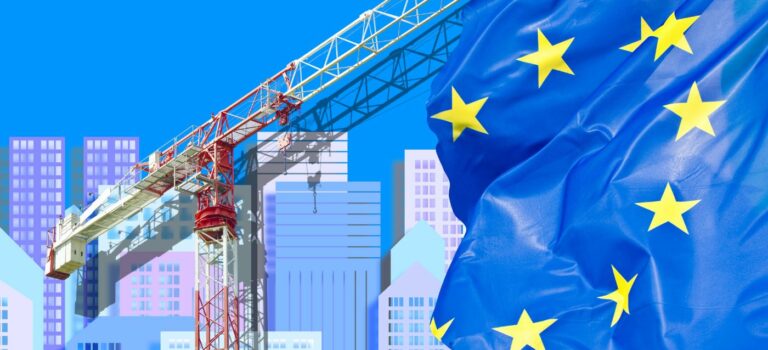 Drapeau europeen avec grue et ville en arriere plan pour illustrer la crise de l'immobilier en Europe