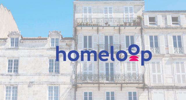 Logo homeloop avec la façade d'un immeuble a la Rochelle en arrière plan