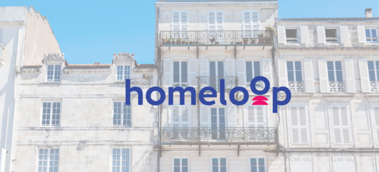 Logo homeloop avec la façade d'un immeuble a la Rochelle en arrière plan