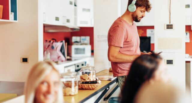 Des jeunes dans la cuisine d'un appartement en coliving