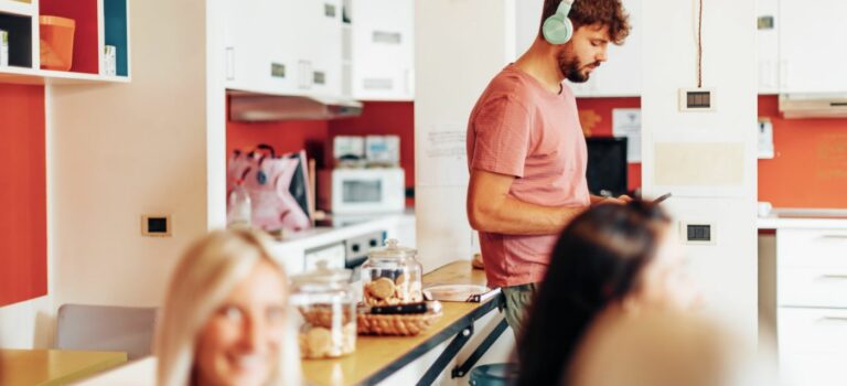 Des jeunes dans la cuisine d'un appartement en coliving