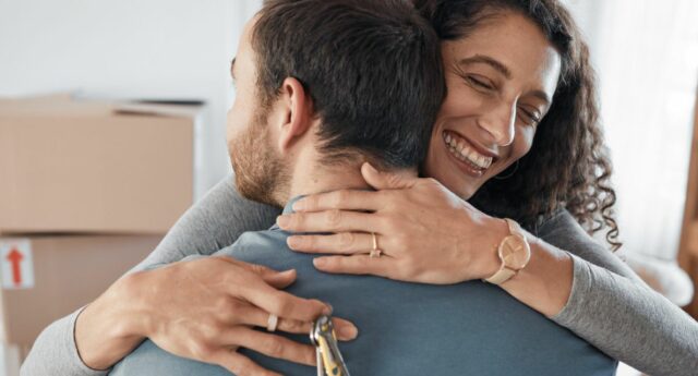 Couple d'acquereur heureux ayant effectué un achat immobilier