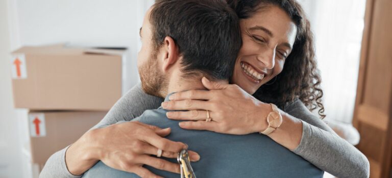 Couple d'acquereur heureux ayant effectué un achat immobilier