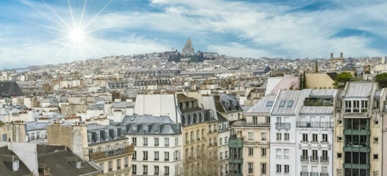 Vue panoramique d'immeubles parisiens avec Montmratre au fond