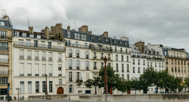 Immeubles parisiens ciel gris