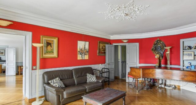 Salon d'un appartmenet vendu par Engel et Volkers a Paris dans le Marais rue de Sevigne.