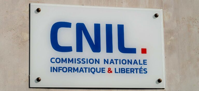ogo de la CNIL, Commission Nationale Informatique et Libertés, sur l'écriteau à l'entrée de son siège à Paris