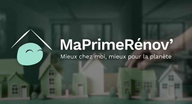 Logo Maprimerenov avec des maisons miniatures en arriere plan