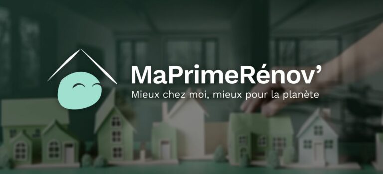 Logo Maprimerenov avec des maisons miniatures en arriere plan