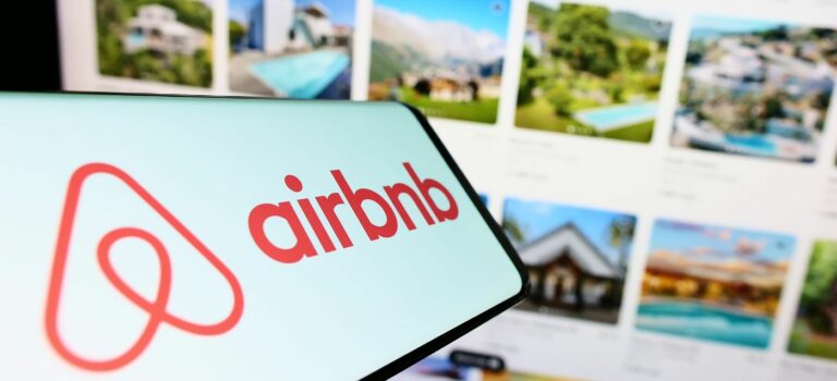 smartphone avec logo airbnb