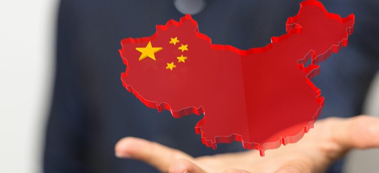 Carte de la Chine et drapeau posee sur une main