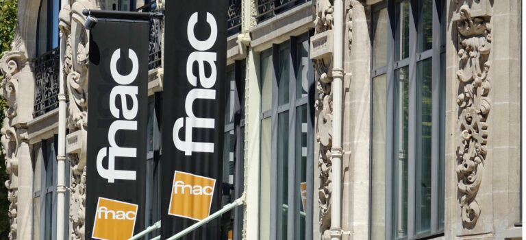 Enseigne FNAC sur un immeuble ancien