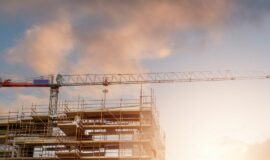 grue a l'arret sur un chantier de construction pour illustrer la crise de l'immobilier neuf