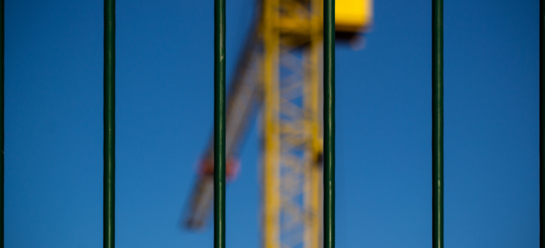 Grue jaune derriere des barreaux