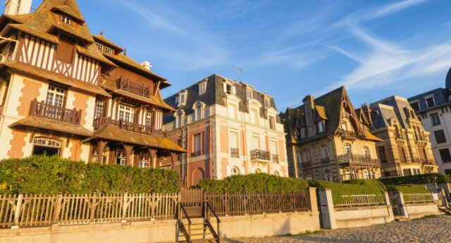 Immeubles en front de mer sur la plage a Deauville