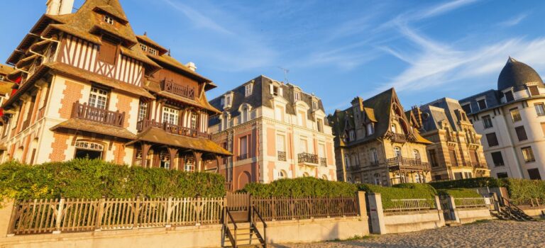 Immeubles en front de mer sur la plage a Deauville