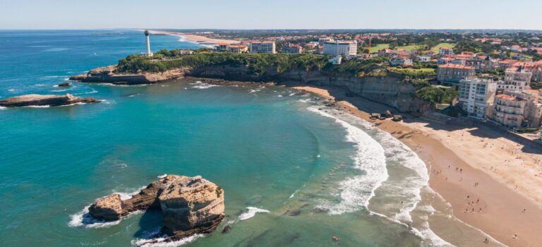 Vue arienne d'une plage a Biarritz avec vue sur Anglet pour illustrer le littoral au Pays Basque