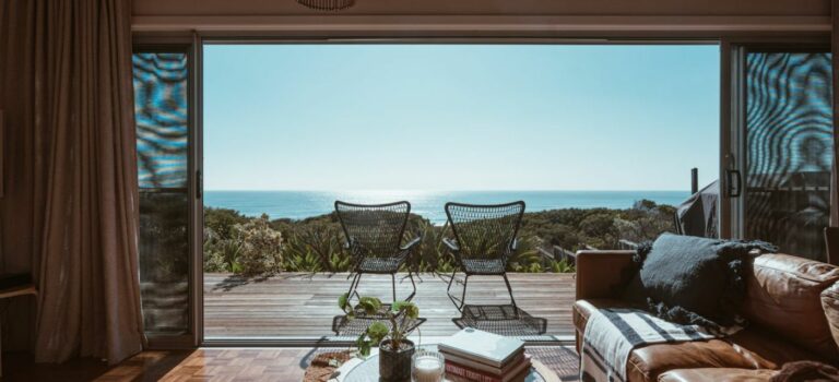 deux fauteuils sur une terrasse donnant sur la mer pour illustrer l'immobilier de luxe