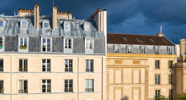 Immeubles anciens du Marais a Paris avec ciel orageux pour illustrer la crise de l'immobilier