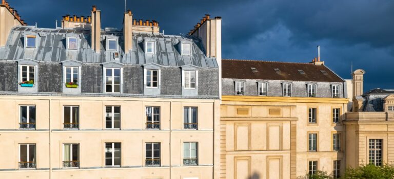 Immeubles anciens du Marais a Paris avec ciel orageux pour illustrer la crise de l'immobilier