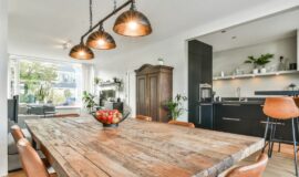 Interieur d'un appartement avec cuisine ouverte sur la salle a manger