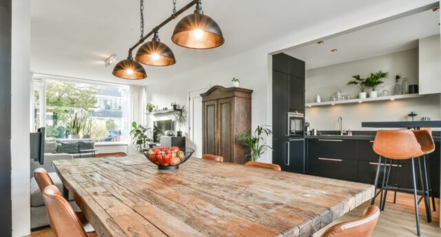 Interieur d'un appartement avec cuisine ouverte sur la salle a manger