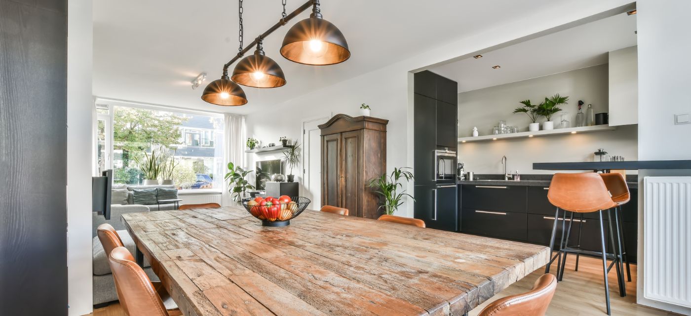 Interieur d'un appartement avec cuisine ouverte sur la salle a manger