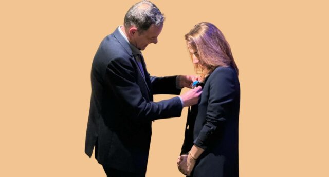 Christophe Robert remet la medaille d'officier du merite à Isabelle Larochette