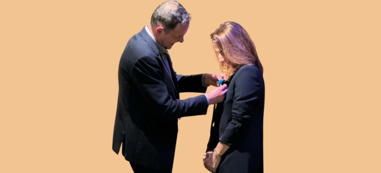 Christophe Robert remet la medaille d'officier du merite à Isabelle Larochette