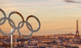 vue aerienne de Paris avec les anneaux olympiques en premier plan