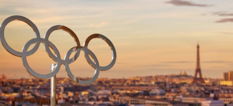 vue aerienne de Paris avec les anneaux olympiques en premier plan