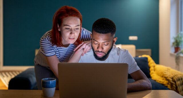 Couple devant un ordinateur cherchant un appartement