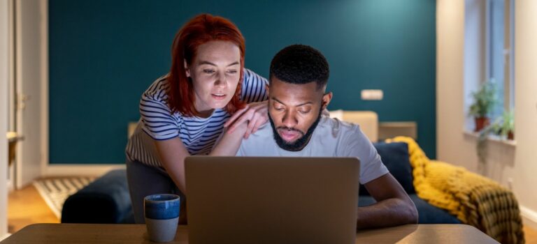 Couple devant un ordinateur cherchant un appartement
