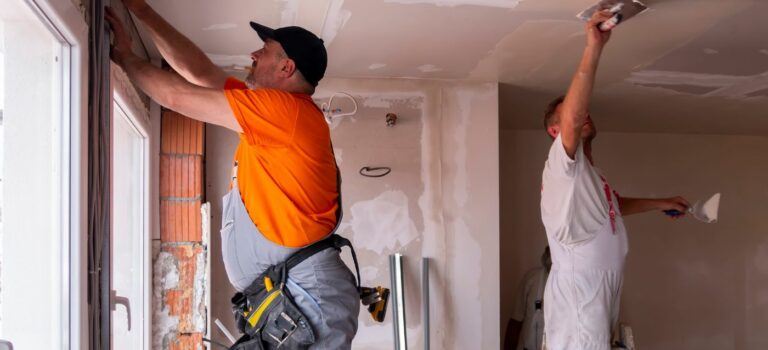 Artisans en train de renover une maison