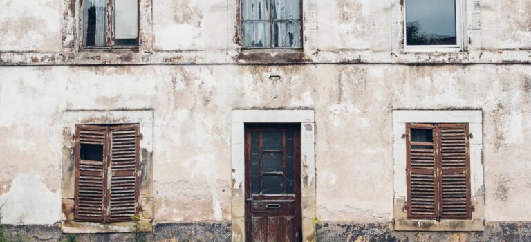 Facade d'un vieil immeuble degrade pour illustrer l'habitat degrade