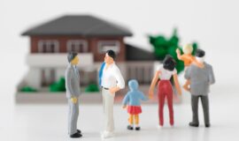 Figurines representant une famille et un agent immobilier devant une maison