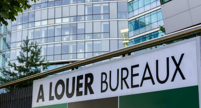 pancarte a louer bureaux à l'extérieur d'un immeuble de bureaux dans un quartier d'affaires