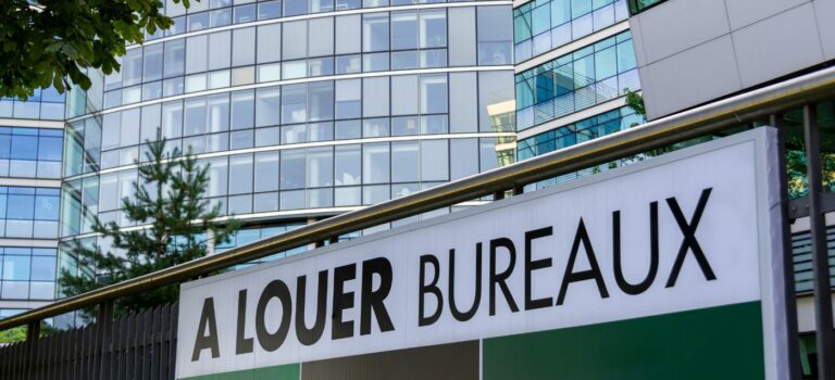 pancarte a louer bureaux à l'extérieur d'un immeuble de bureaux dans un quartier d'affaires