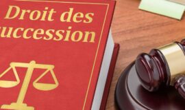 livre juridique "Droits de succession" et marteau pour illustrer la justice