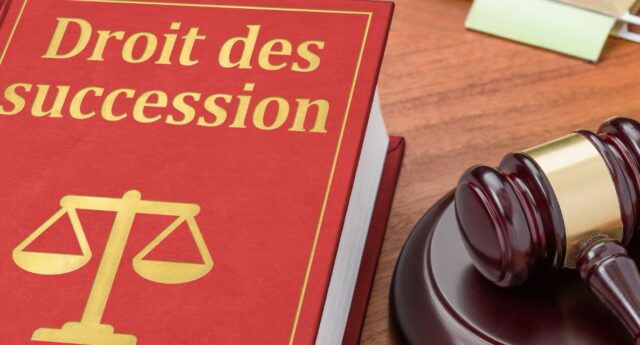 livre juridique "Droits de succession" et marteau pour illustrer la justice