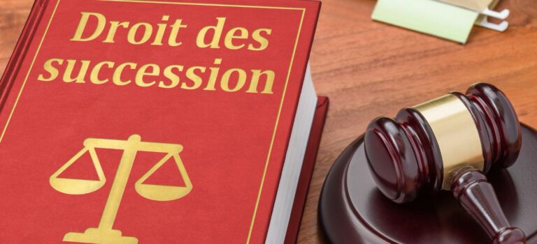 livre juridique "Droits de succession" et marteau pour illustrer la justice