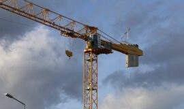 grue a l'arret sur une chantier de construction, ciel gris pour illustrer la crise de la construcion et de l'immobilier neuf