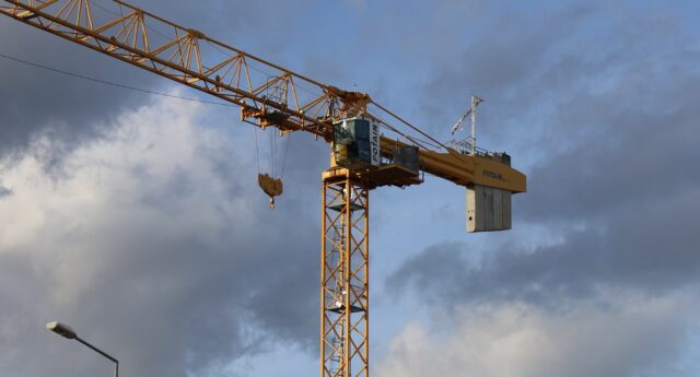 grue a l'arret sur une chantier de construction, ciel gris pour illustrer la crise de la construcion et de l'immobilier neuf