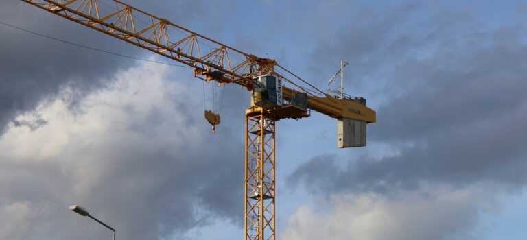 grue a l'arret sur une chantier de construction, ciel gris pour illustrer la crise de la construcion et de l'immobilier neuf