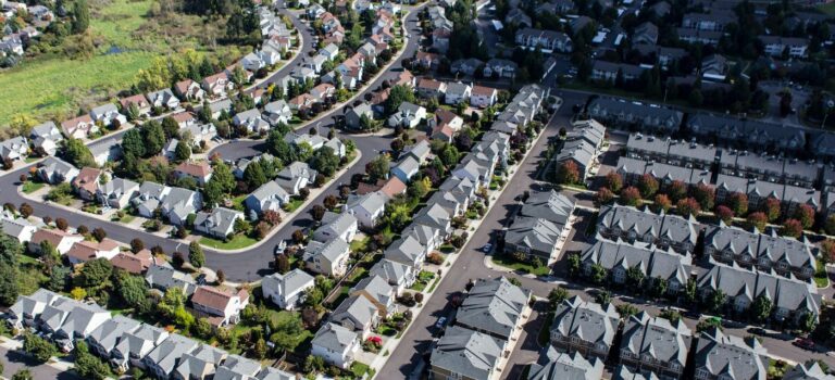 Vue aerienne d'un quartier de maisons individuelles, pres de Portland, Oregon, USA