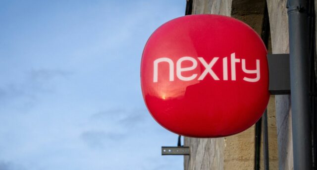 Enseigne avec le logo Nexity