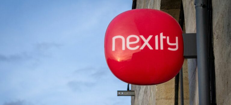 Enseigne avec le logo Nexity